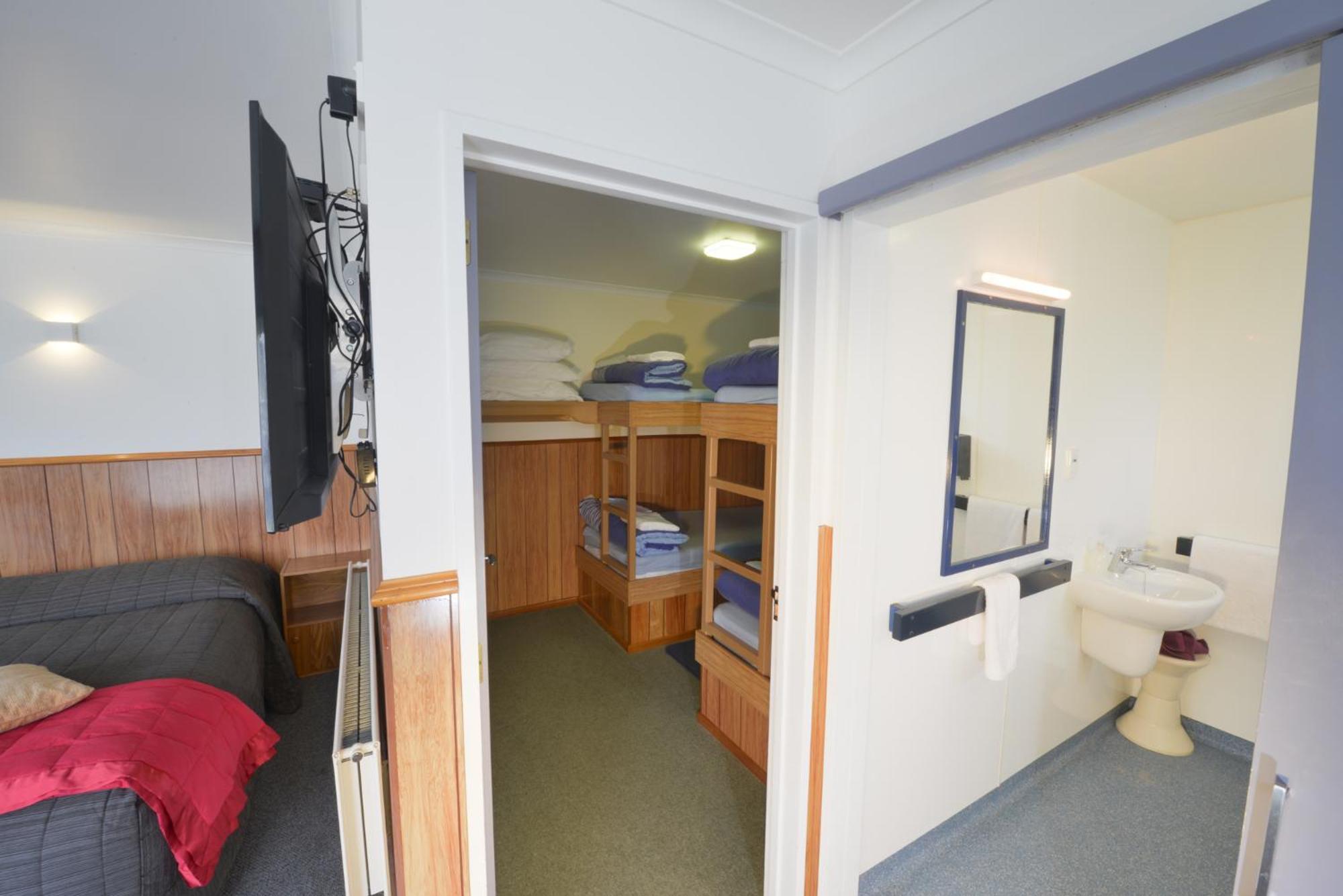 Wilderness Motel Accommodation Хааст Экстерьер фото
